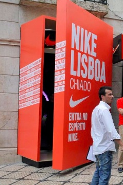 Вход в фирменный магазин Nike в Лиссабоне
